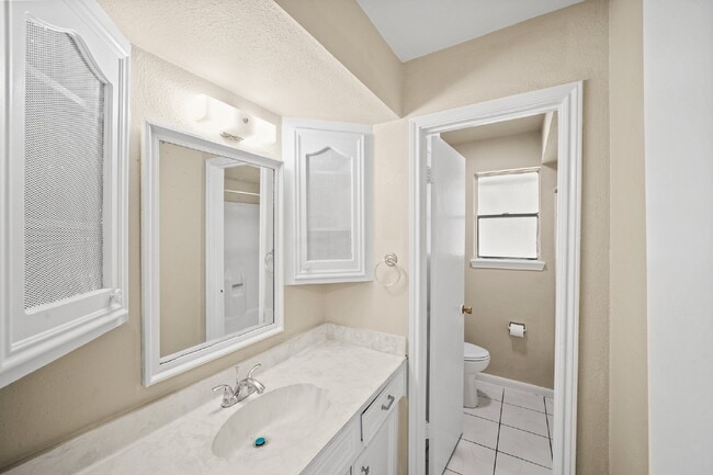 Building Photo - Charming home in Woodland Oaks Subdivision