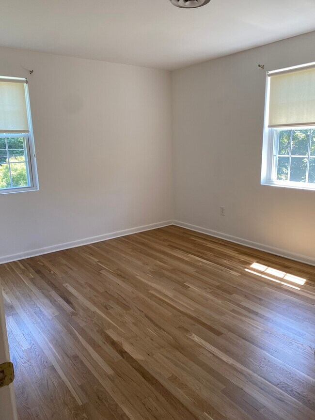 316 F 1st Bedroom (Large) - 310 E Melrose Ave