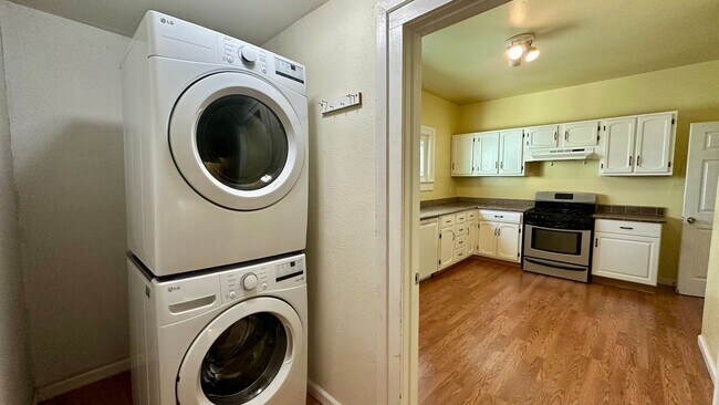 Building Photo - Spacious Upper Unit of a Duplex in Downtow...
