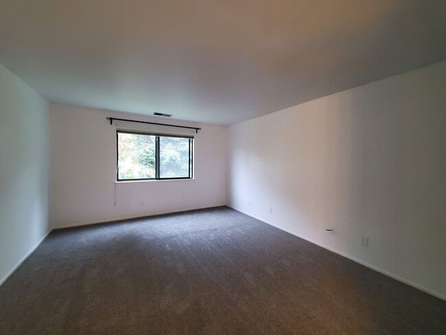 Building Photo - Update 2x2 Condo in Ideal Novato Location