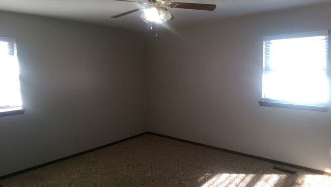 Building Photo - 3 bed, 2 bath, 2 car garage home for rent ...