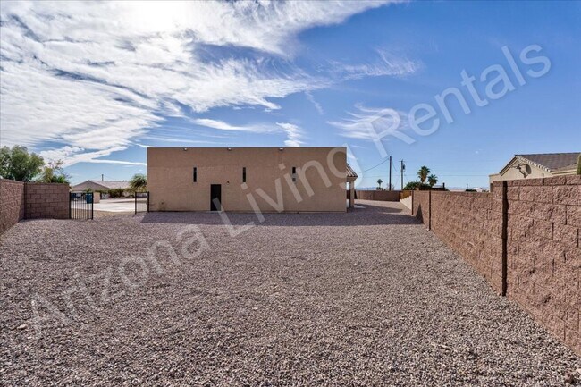 Building Photo - RV GARAGE HOME