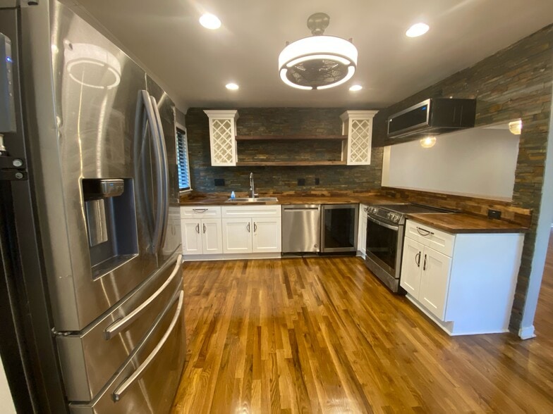 Kitchen - 3483 Napoleon St