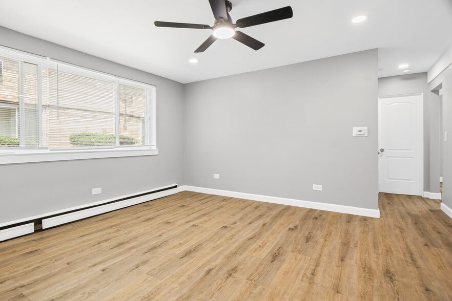 Livingroom - 1835 S 16th Ave