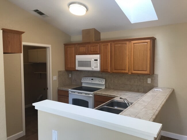 Building Photo - Great Condo in Gated Community