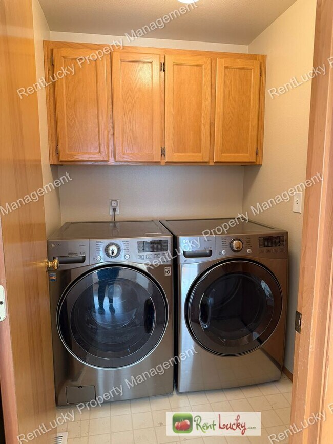 Building Photo - GORGEOUS 3 Bedroom Home in NE Tacoma! Spacious Yard, Beautiful Kitchen, and More!