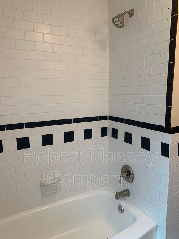 Building Photo - 1604 Woodluck Ave