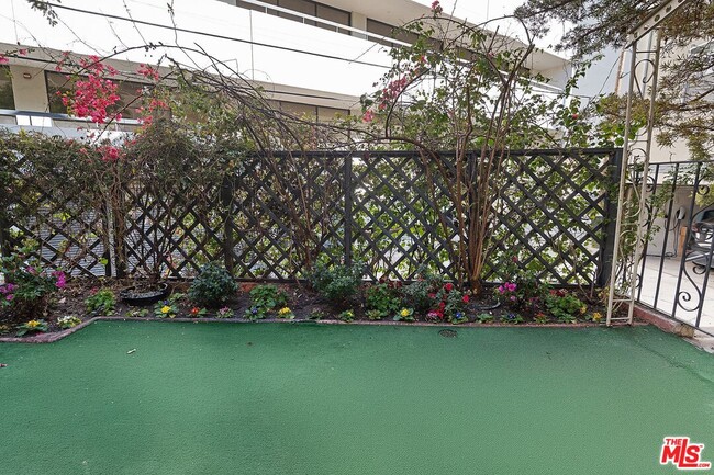 Building Photo - 420 S Beverwil Dr