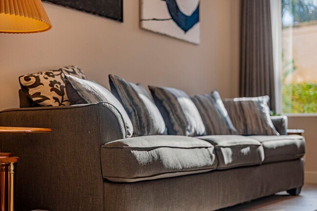 Building Photo - Fully Furnished! Prestige Luxury Single 5b...