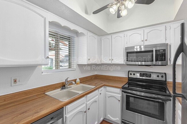 Building Photo - 405 E Linda Ln