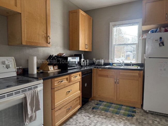 Building Photo - 606 5th St S