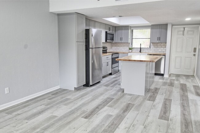 Building Photo - Gorgeous New Remodel! Pine Haven Condo in Bonita Springs!