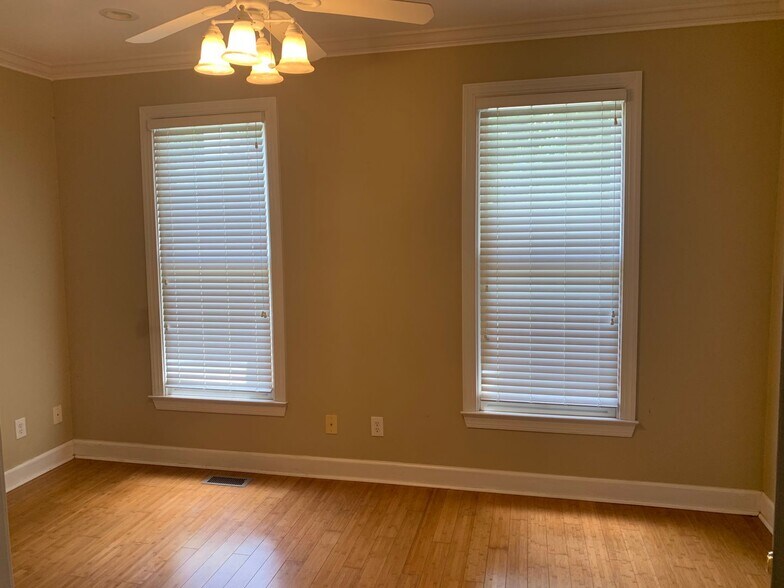 Building Photo - Spacious Townhome close to downtown Auburn...