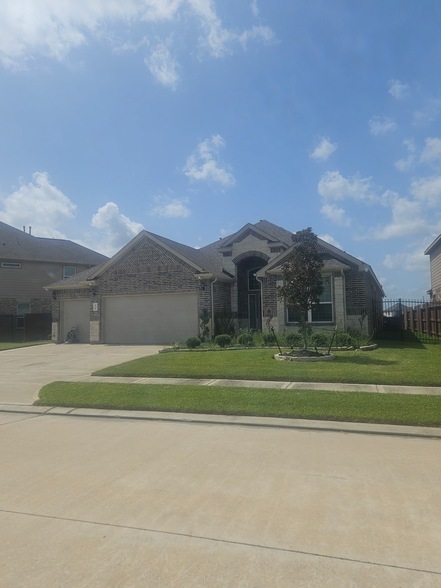 Building Photo - 24307 Bello Everett Lake Dr