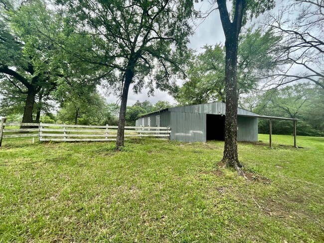 Building Photo - Beautiful 3/2 Farmhouse on Acreage