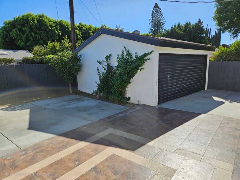 Building Photo - 12948 Lull St