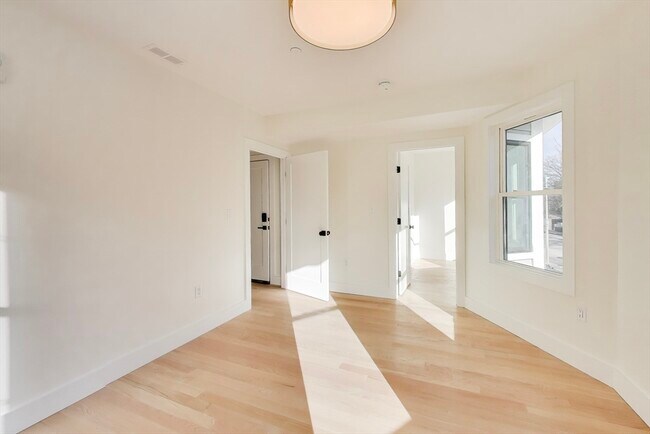 Building Photo - 2195 Dorchester Ave