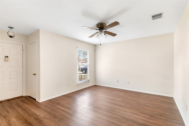 Building Photo - 2722 Foliage Green Dr