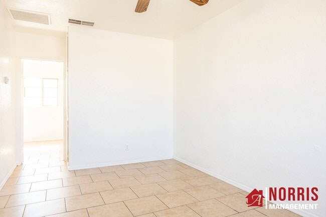 Building Photo - Charming One-Bedroom Duplex
