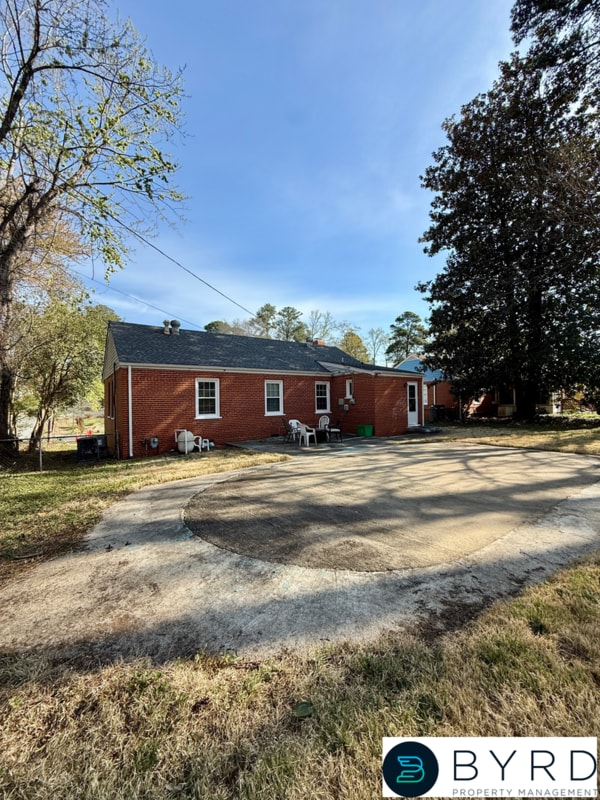 Building Photo - 9023 Farmington Dr