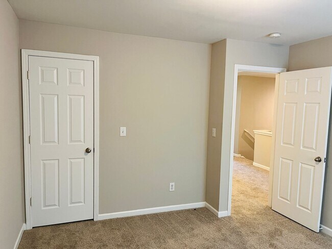 Building Photo - Prime location, lots of extra sqft, fenced...