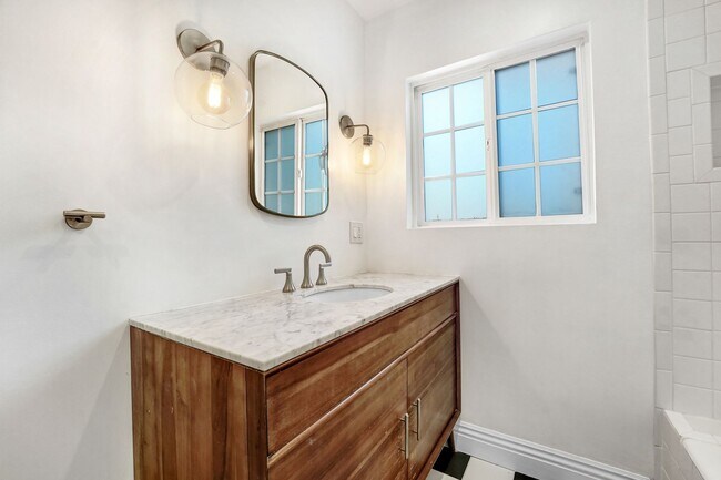 Building Photo - Charming Pasadena Duplex – Upstairs Unit
