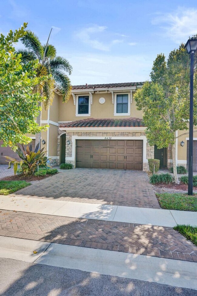 Building Photo - Gorgeous Townhome in Parkland