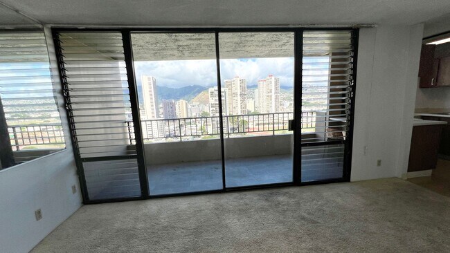 Building Photo - AVAILABLE NOW - SPACIOUS 2BD/1BA WITH 1 COVERED SECURED PARKING!