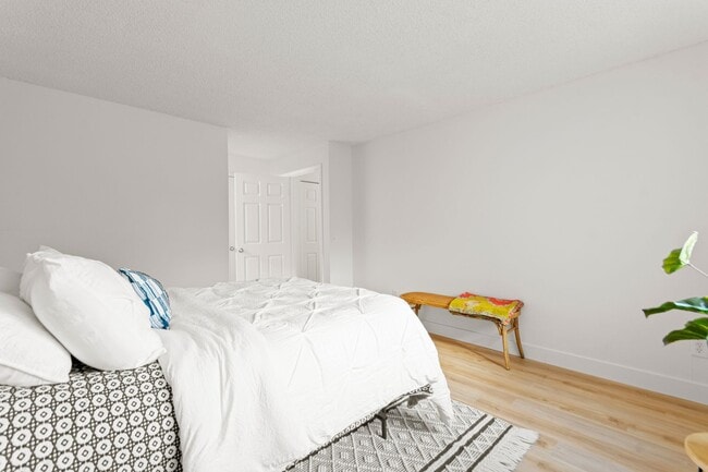 Building Photo - Huge 2 Bedroom condo right off Light Rail!