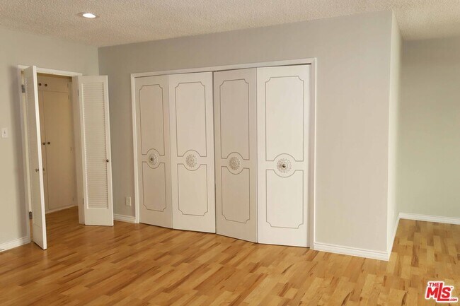 Building Photo - 1025 S Sherbourne Dr