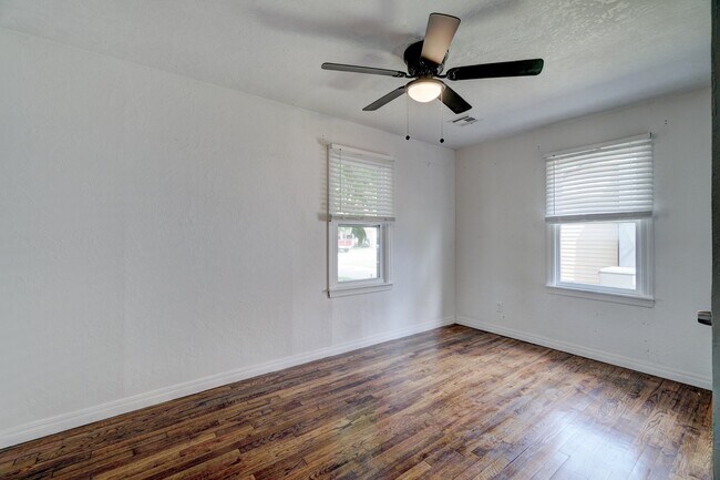 Building Photo - 712 Dakota St