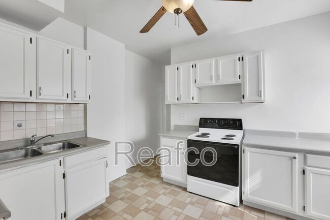 Building Photo - 463 Reinhard Ave