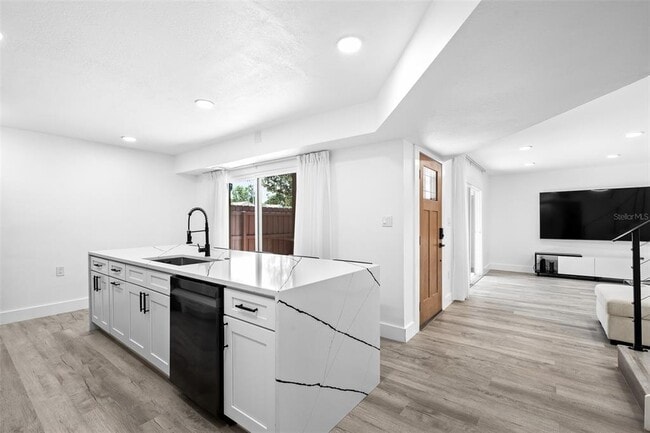 Building Photo - 613 Olympic Dr