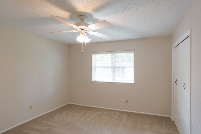Building Photo - Beautiful home in Lake Park addition in Be...