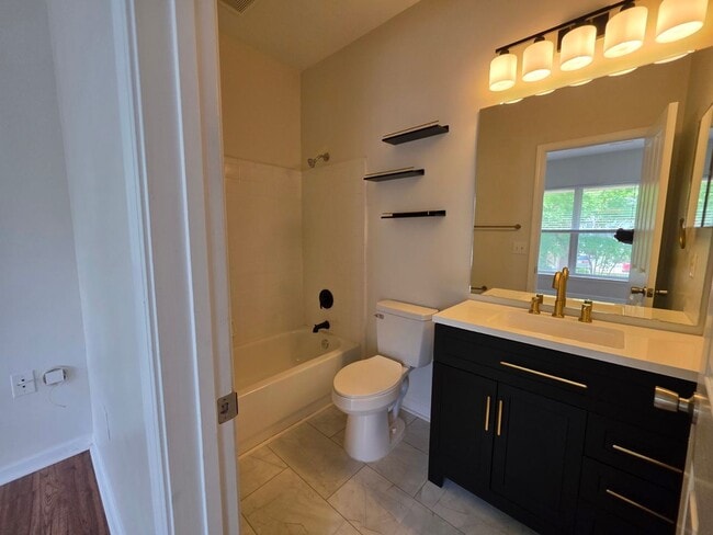 Building Photo - 2 Bedroom/2.5 Bathroom Townhome in First W...