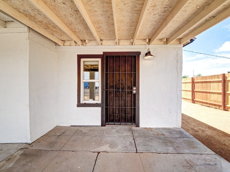 Building Photo - 820 S 15th Ave