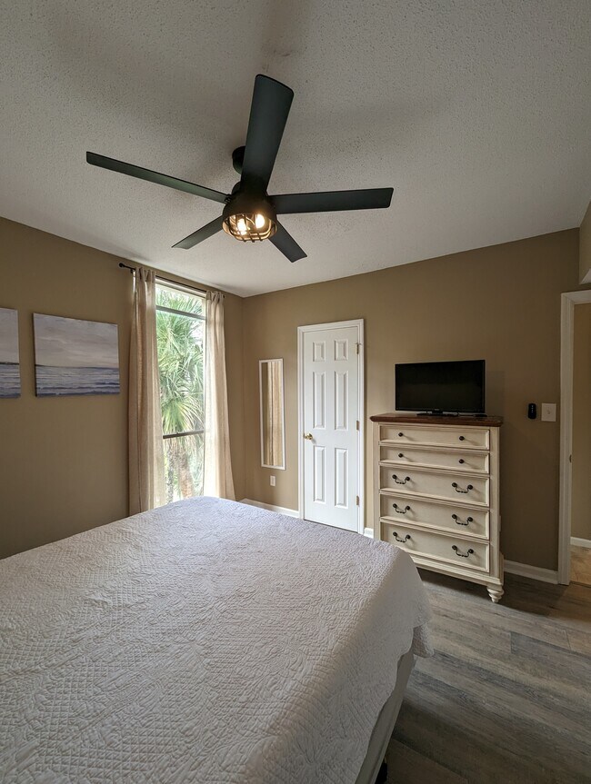 Building Photo - 42 S Forest Beach Dr