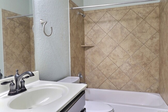 Building Photo - 211 Finch Knoll