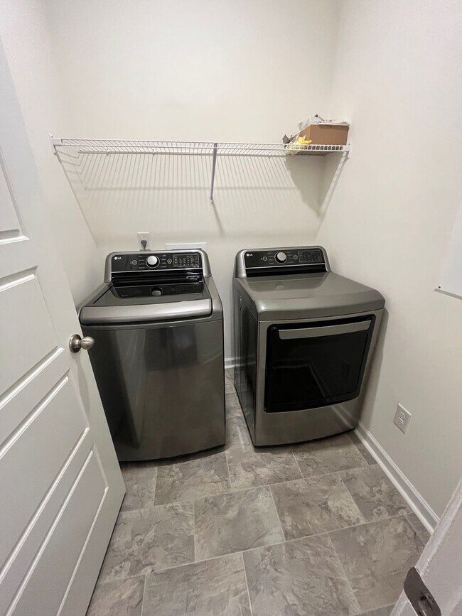 Building Photo - Move Right In to Your Practically Brand New Bonaire Home.