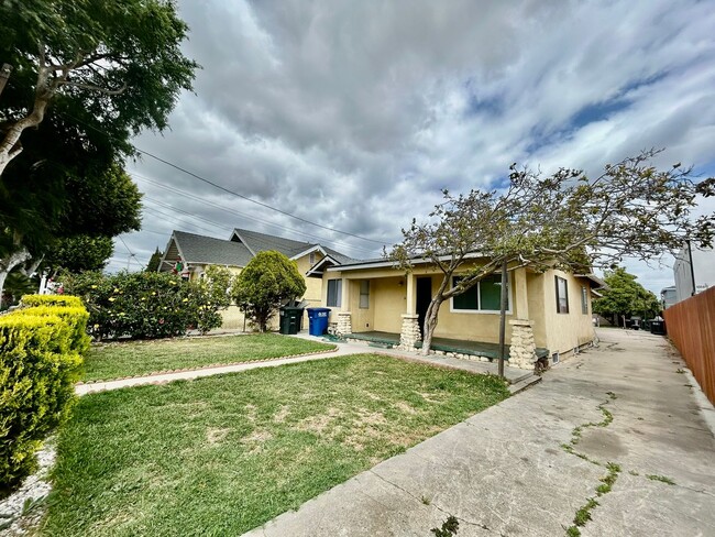 Building Photo - Beautiful 3 Bed Home For Rent!