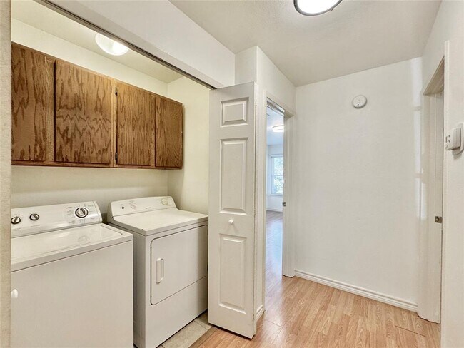 Building Photo - 1423 W Braker Ln