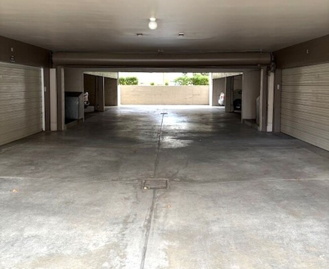 Building Photo - 2 Bedroom Condo in Gated Midvale Community