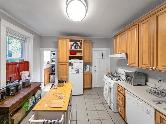 Building Photo - 593 Centre St