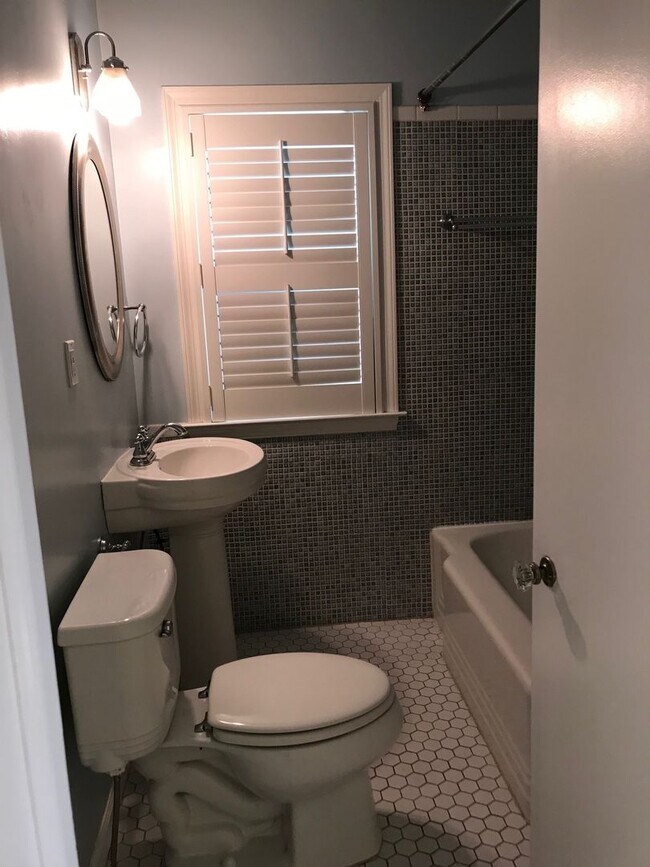 Building Photo - Comfortable house in prime location near the U of M Stadium!