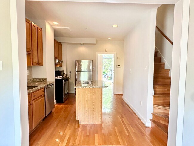 Building Photo - 3 bed 2 bath - Parking!!!  Pets Welcome!!!