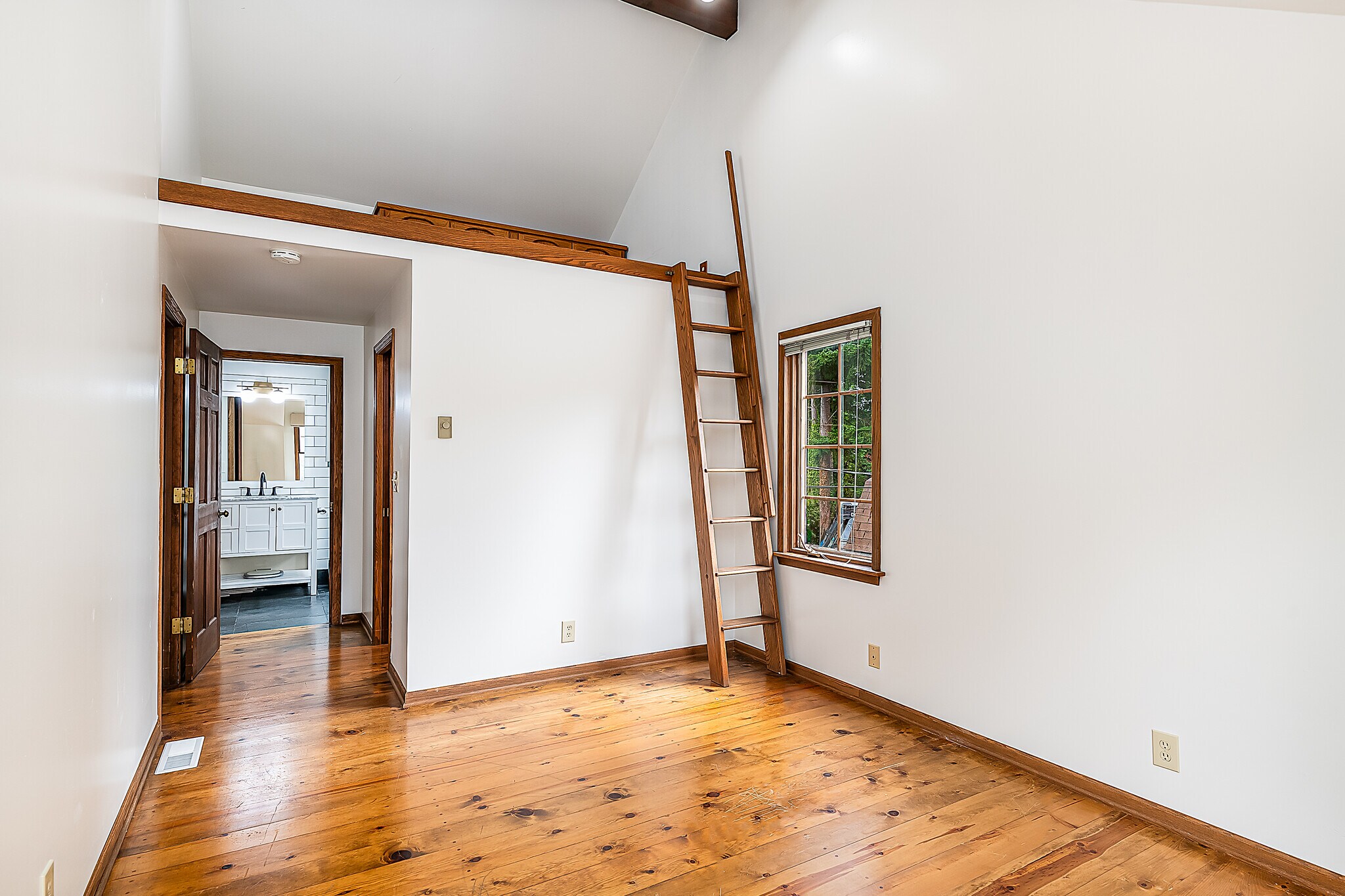 Master bedroom with loft - 22224 98th Ave W