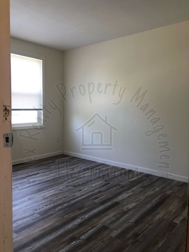 Building Photo - West Side Town Home - Sylvania Schools!!!