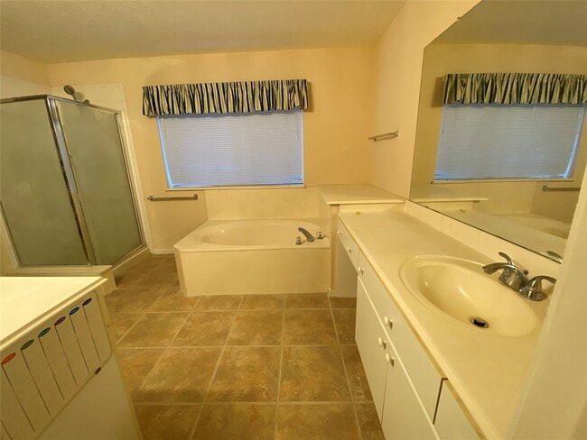 Building Photo - 215 W New Meadows Dr