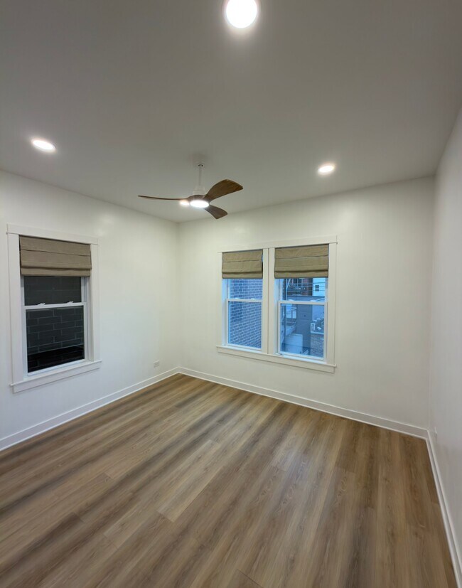 Building Photo - 1529 N Maplewood Ave