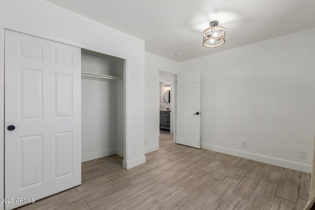 Building Photo - 1261 W La Jolla Dr